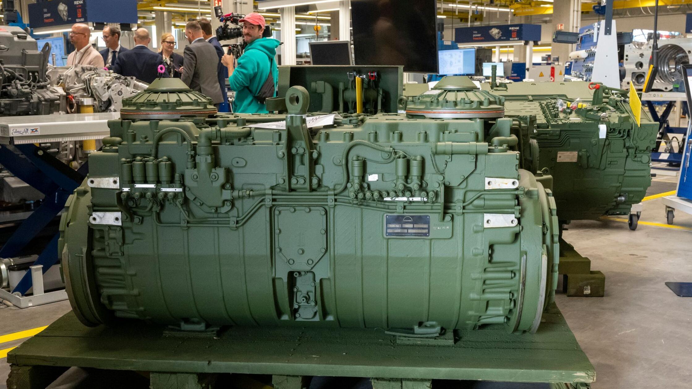 Klebeprotest an Zufahrt zu Rüstungsfirma Renk