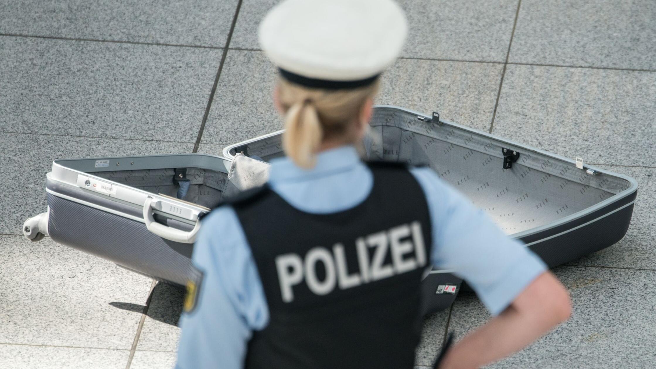 Mann redet an Flughafen von Bombe im Koffer - Polizeieinsatz