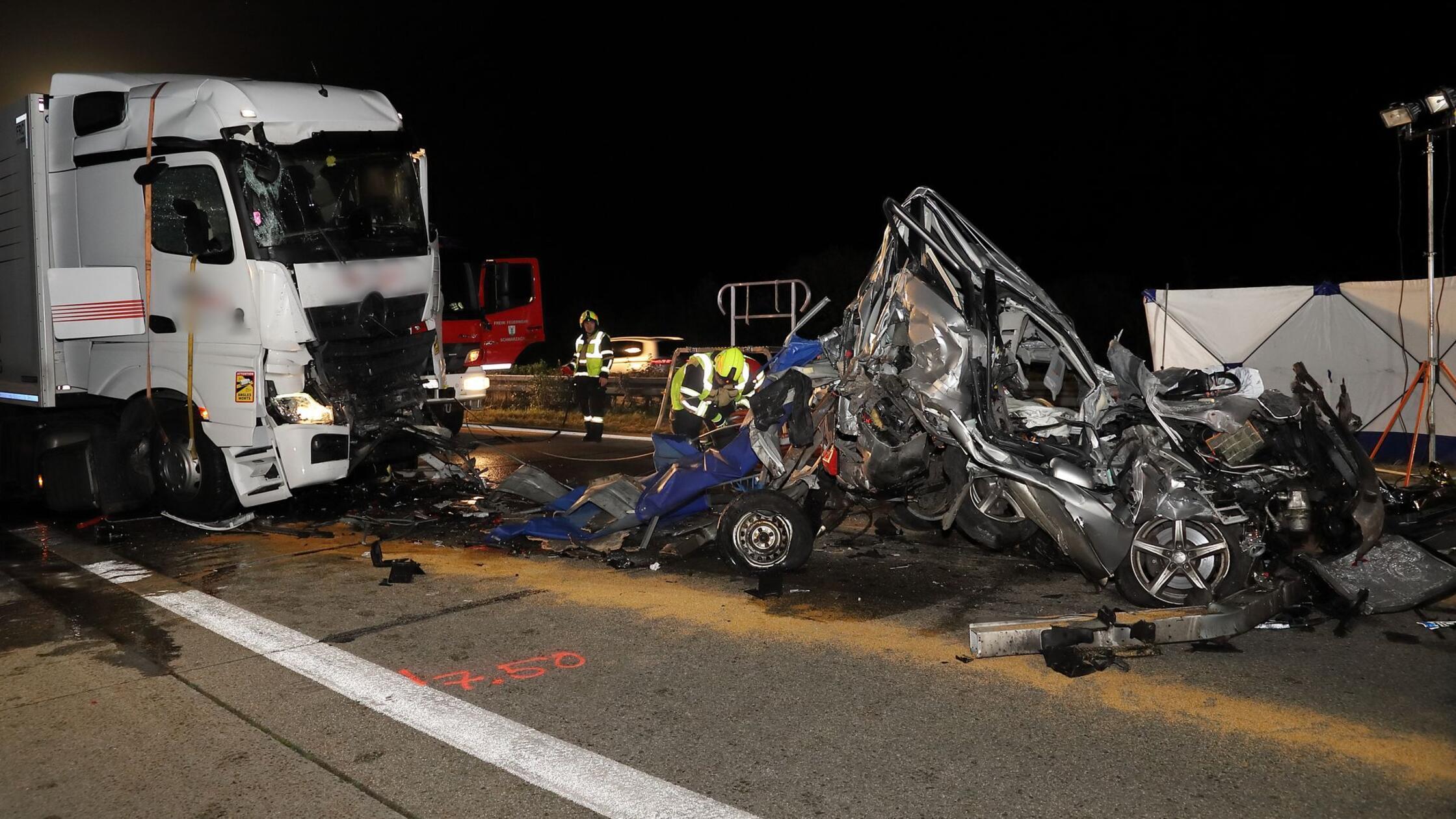 Horror-Unfall auf A3 in Bayern: Auto zwischen Lastwagen zerquetscht - ein Toter