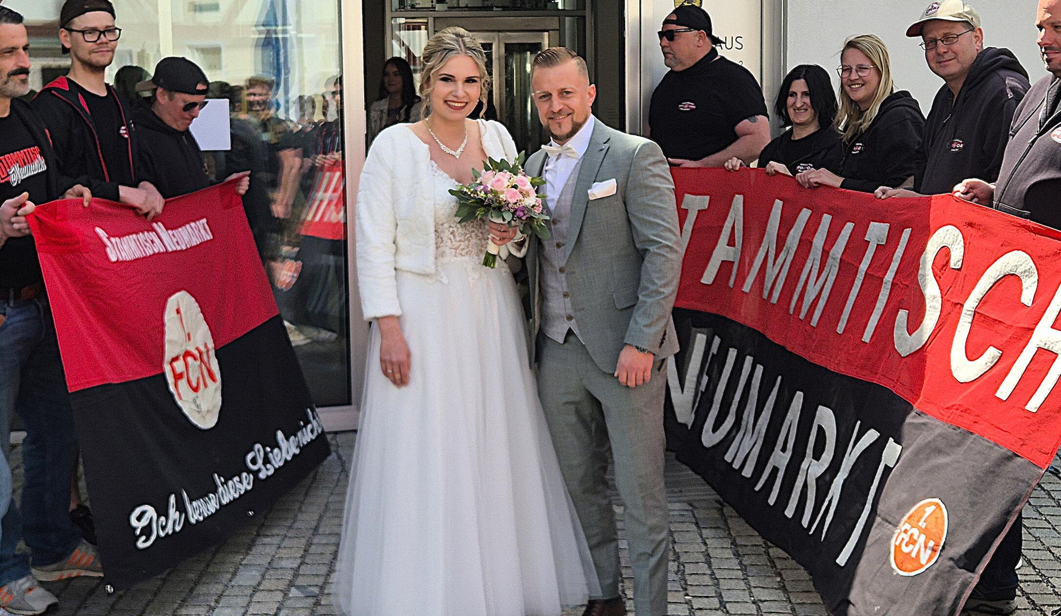 Beim Tanzen im Milljöh lernten sich vor drei Jahren die 26-jährige Wirtschafts-Fachwirtin Anja Mordek aus Richtheim und der 32-jährige Bau-Techniker Martin Pöllet aus Sindlbach näher kennen. Berufliche Themen – sie arbeitet bei der Bögl-Group und er bei ApoProjekt in München – wanderten schnell in den Hintergrund. Das Persönliche interessierte beide immer mehr. Seit drei Jahren sind sie zusammen und wohnen seit einem Jahr in Neumarkt/Woffenbach. Nun besiegelten sie ihre Liebe mit ihrer Hochzeit in Berg. Nach dem Sektempfang stieg des Ehepaar Anja und Martin Pöllet in seinen blumengeschmückten und tiefergelegten, schwarzen 3er-BMW-Oldtimer und fuhren mit seinen Gästen zusammen nach Neumarkt ins W3 zur gemeinsamen Hochzeitsfeier.