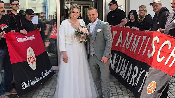 Beim Tanzen im Milljöh lernten sich vor drei Jahren die 26-jährige Wirtschafts-Fachwirtin Anja Mordek aus Richtheim und der 32-jährige Bau-Techniker Martin Pöllet aus Sindlbach näher kennen. Berufliche Themen – sie arbeitet bei der Bögl-Group und er bei ApoProjekt in München – wanderten schnell in den Hintergrund. Das Persönliche interessierte beide immer mehr. Seit drei Jahren sind sie zusammen und wohnen seit einem Jahr in Neumarkt/Woffenbach. Nun besiegelten sie ihre Liebe mit ihrer Hochzeit in Berg. Nach dem Sektempfang stieg des Ehepaar Anja und Martin Pöllet in seinen blumengeschmückten und tiefergelegten, schwarzen 3er-BMW-Oldtimer und fuhren mit seinen Gästen zusammen nach Neumarkt ins W3 zur gemeinsamen Hochzeitsfeier.