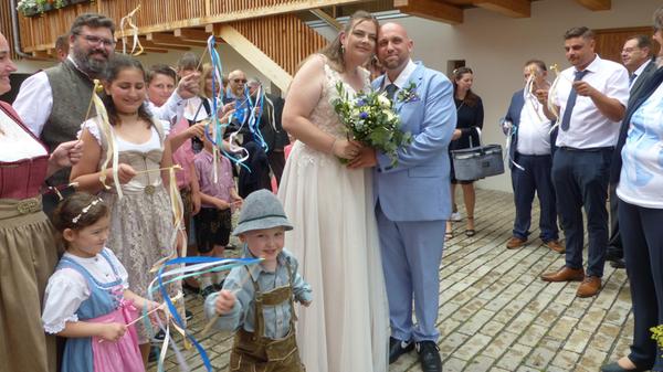 Im Jahr 2018 liefen sich Christine Kausler aus Freystadt und Patrick Stadler aus Oldenburg in Katzwang das erste Mal über den Weg beim Feiern mit Freunden. Sie verloren sich aus den Augen und fanden über eine Internetplattform wieder zueinander. Seit Juli 2020 sind sie ein unsterblich verliebtes Paar, verlobten sich im Februar vor drei Jahren und haben nun das Ganze mit dem Eheversprechen gekrönt. Zweiter Bürgermeister Johann Kerl traute die 30-jährige Altenpflegerin und den 39-jährigen Berufskraftfahrer im Trauungssaal im Stadlmann-Anwesen in Freystadt. Im Anschluss bildeten Familie und Freunde ein Spalier und wünschten dem Frischvermählten alles Glück dieser Welt. Zur Hochzeitsfeier im Berngauer Hof ging es im knallroten Cadillac-Cabrio.