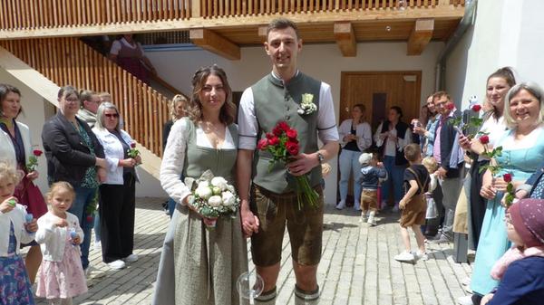 Ein Spalier, das fast bis zur Marktstraße reichte, wartete auf die Frischvermählten Luisa Vierlinger aus Ebenried und Daniel Fiegl aus Forchheim nach der Trauung im Stadlmann-Anwesen in Freystadt. Mit einem Glas Sekt haben im Anschluss alle auf eine glückliche Zukunft mit den Frischvermählten angestoßen. Die 26-jährige Kinderpflegerin, die gerade eine Ausbildung zur pädagogischen Fachkraft absolviert und der 28-jährige Funktionsentwickler in der Autobranche lernten sich an Weihnachten 2013 kennen bei Freunden und sind seit Silvester 2015 ein Paar. Seit Oktober 2019 wohnen sie in Ebenried im Wohnhaus der Großeltern von Daniel. Hier fand auch die Hochzeitsfeier statt.