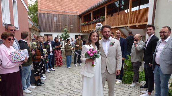 Auf dem Neumarkter Volksfest im August vor zwei Jahren liefen sich Nicole Gerner aus Möning und Philipp Kunze aus Pölling das erste Mal über den Weg. Aus anfänglicher Sympathie wurde die große Liebe, die beide nun mit dem Eheversprechen im Trauungssaal im Stadlmann-Anwesen in Freystadt besiegelten. Zweiter Bürgermeister Johann Kerl traute die Liebenden im Beisein der Familien.Im Anschluss stieß die Hochzeitsgesellschaft mit einem Glas Sekt auf das junge Glück an. Gefeiert wurde im Familienkreis in Möning, wo die 28-jährige Fachlehrerin und der 32-jährige Polizist auch wohnen. Das nächste freudige Ereignis steht schon ins Haus: Im September kommt ihr gemeinsames Kind zur Welt.