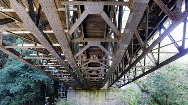 Ansicht von unten der Eisenbahnbrücke über die Sta