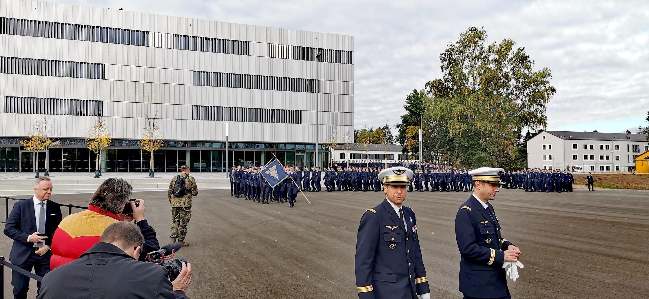 Nach vielen Jahren Bauzeit und dem Abschluss des Umzugs vom bisherigen Standort Fürstenfeldbruck zum neuen Standort in der Otto-Lilienthal-Kaserne hat die Offizierschule der Luftwaffe der Bundeswehr Anfang Oktober in Roth den Dienstbetrieb aufgenommen. Am 15. Oktober fand der Indienststellungsappell statt.