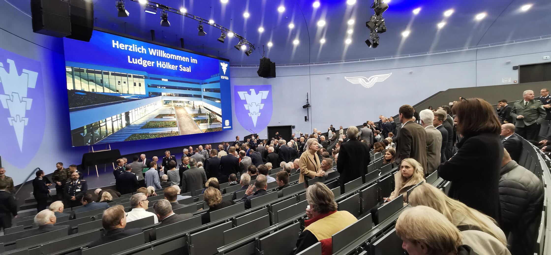 Nun werden jährlich mehrere hundert Offiziersanwärter in Roth ausgebildet.