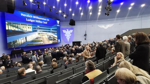 Nun werden jährlich mehrere hundert Offiziersanwärter in Roth ausgebildet.