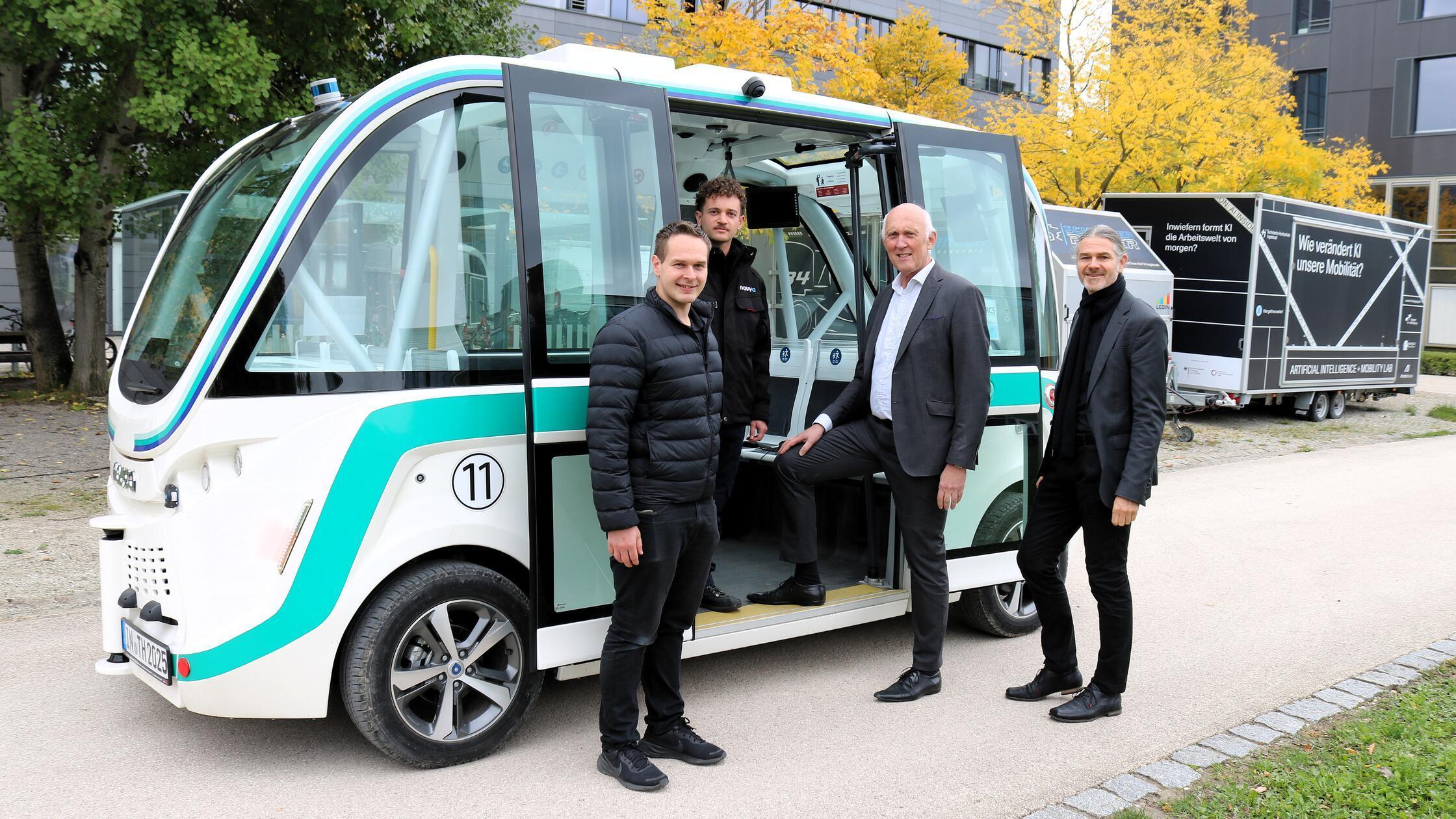 Selbstfahrender Bus in Ingolstadt unterwegs: „Nicht nur ein technisches ...