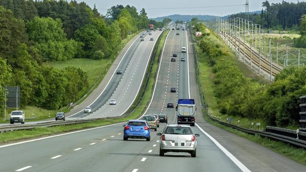 Lange gerade Autobahn A9 und ICE Trasse über Hügel