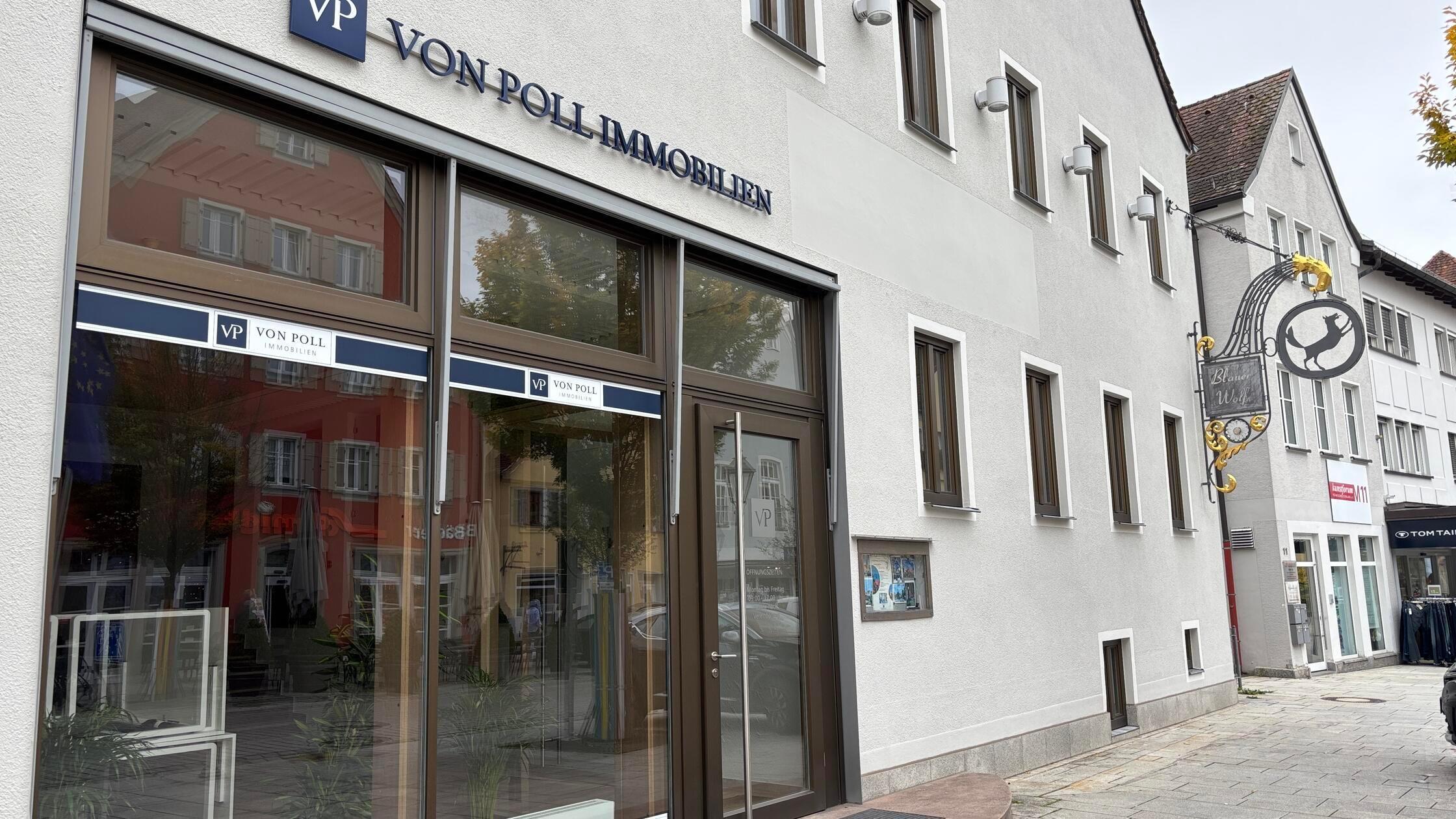 "Blauer Wolf", Immobilienbüro