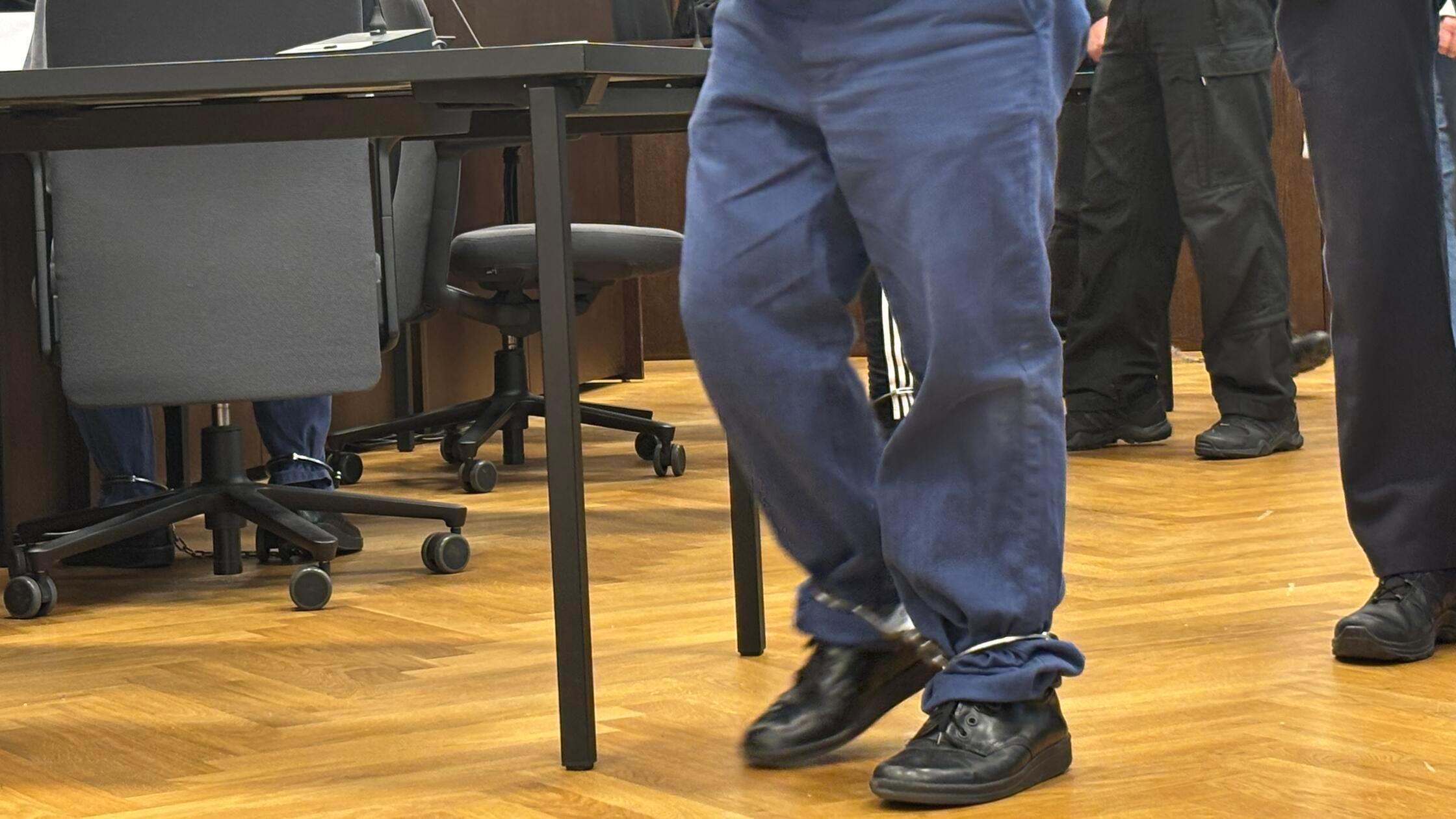 Verurteilter in Fußkette - Gericht, Justiz