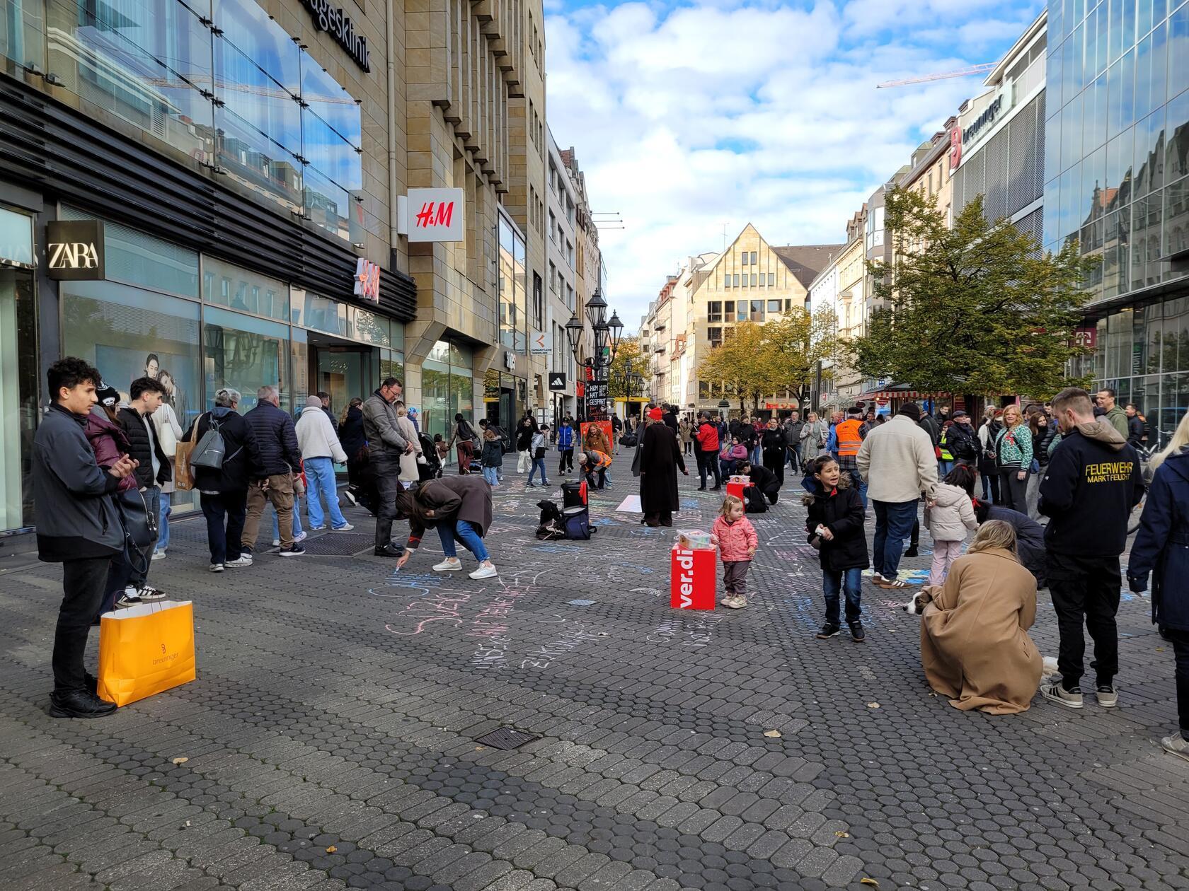 "Wir sind Menschen, keine Zahlen": Flashmob gegen geplante H&M-Schlie&szlig;ung in N&uuml;rnberg