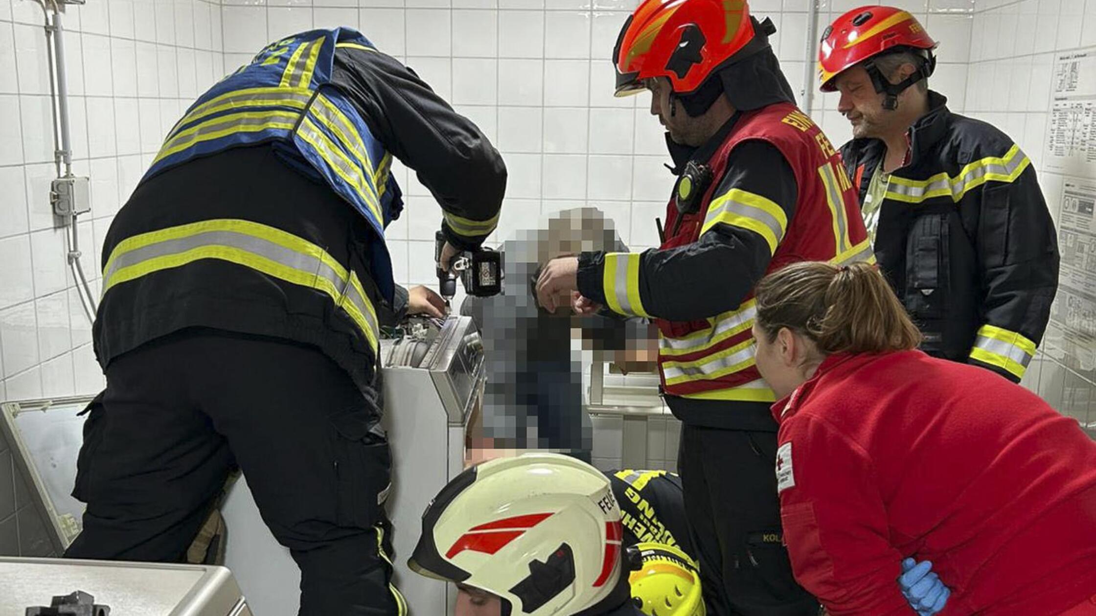 Sie kam nicht mehr raus: Feuerwehr befreit 13-Jährige aus Wäschetrockner