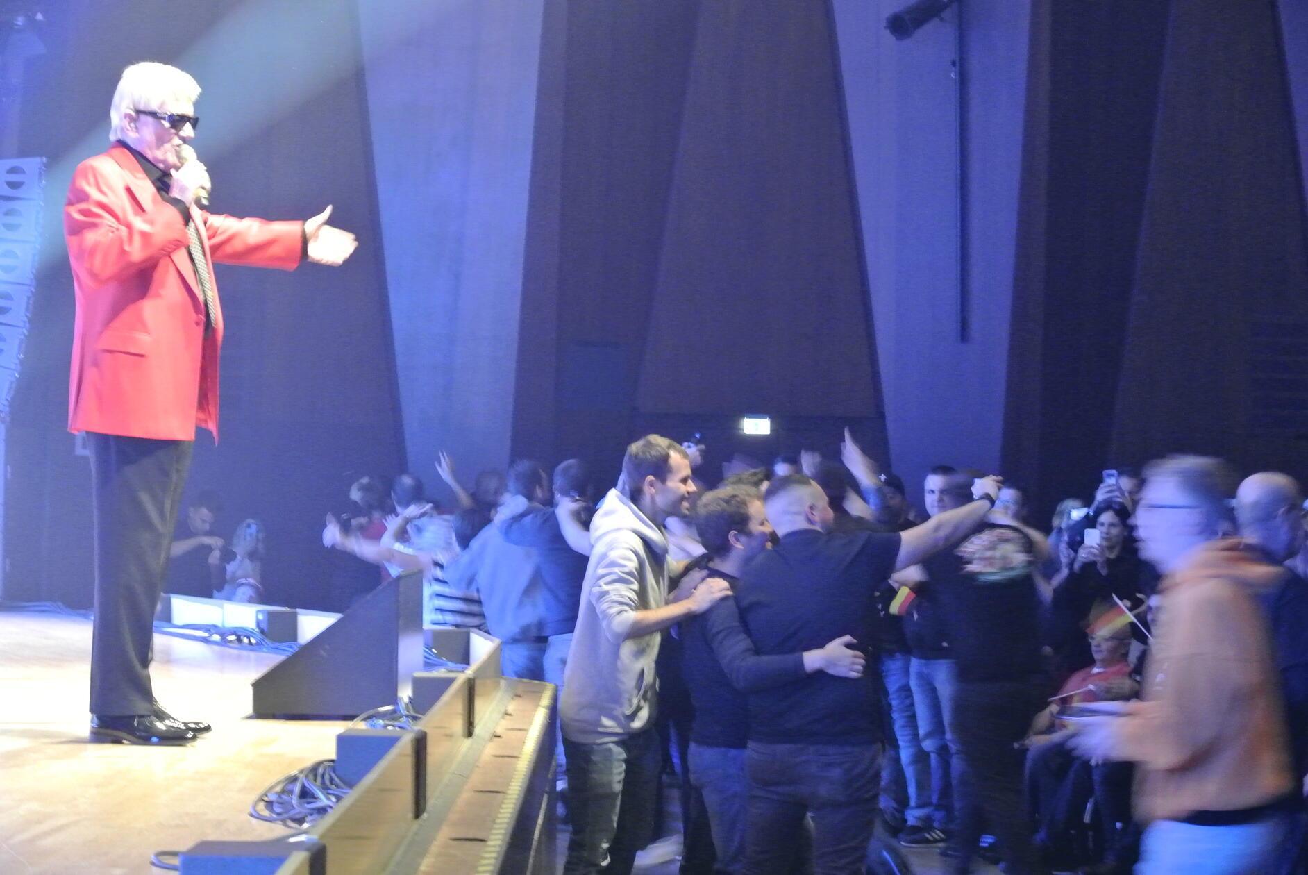 Enzian und Deutschlandfahne: Der Schlager- und Volksliedersänger Heino ist in Erlangen aufgetreten. Fast zwei Stunden lang stand der 86-Jährige auf der Bühne der Ladeshalle. Bei den Zugaben tanzten die Fans gar Polonaise.