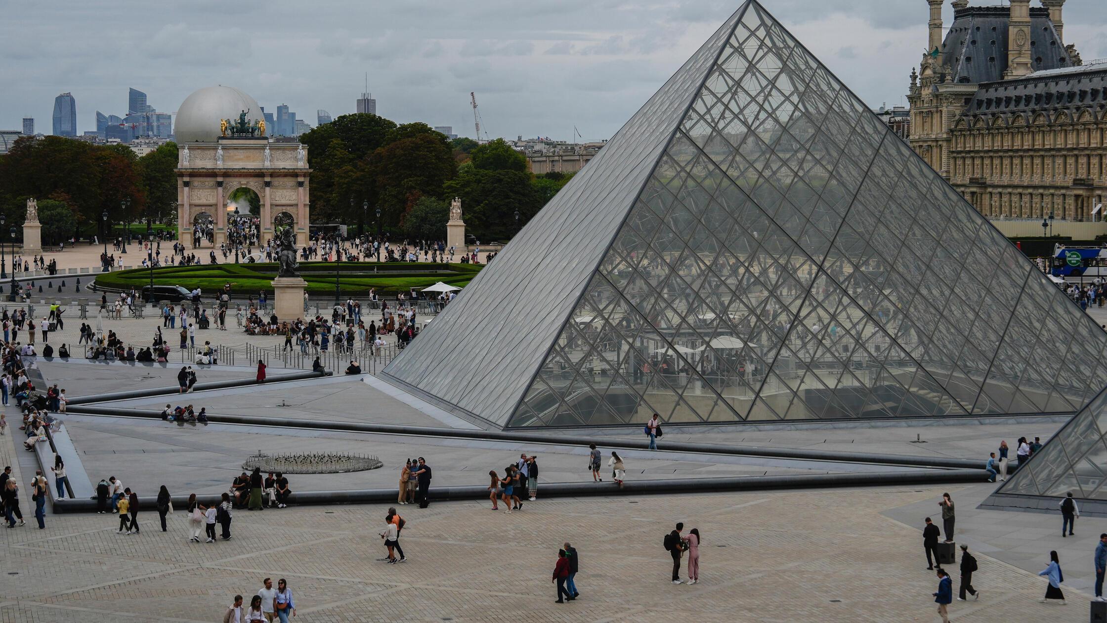 Raubüberfall auf berühmtes Monument in Paris - Diebe mit Juwelen von Napoleon auf der Flucht