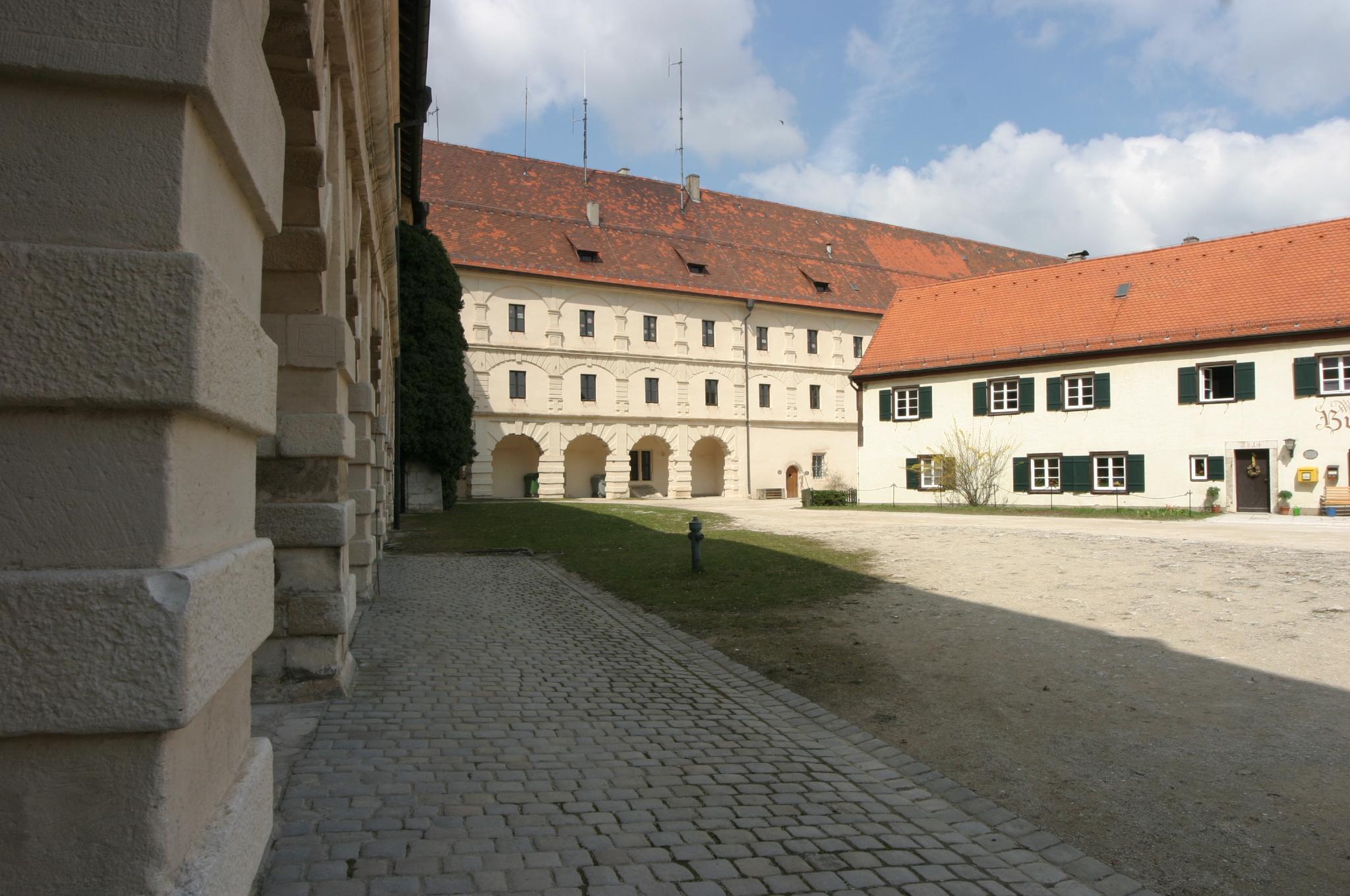 Die Festung Wülzburg liegt oberhalb von Weißenburg, auf der mit 630 Metern höchsten Bergkuppe der südlichen Frankenalb. Tägliche Führungen machen die Wülzburg zu einem beliebten Touristenziel für Familien. Öffnungszeiten der Festung Wülzburg können Sie hier abrufen.