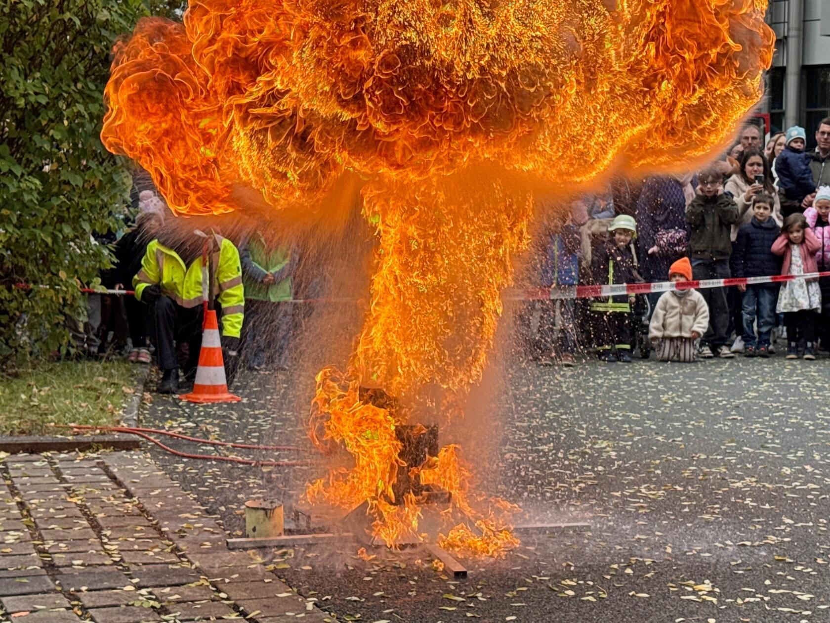 Explosive Bilder: Rauch und Stichflamme - Wache 5 in N&uuml;rnberg begeistert mit XXL-Event