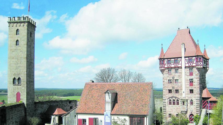 Luginsland (links) und Schottenturm (Fachwerk) heißen die beiden Türme der Burg Abenberg.