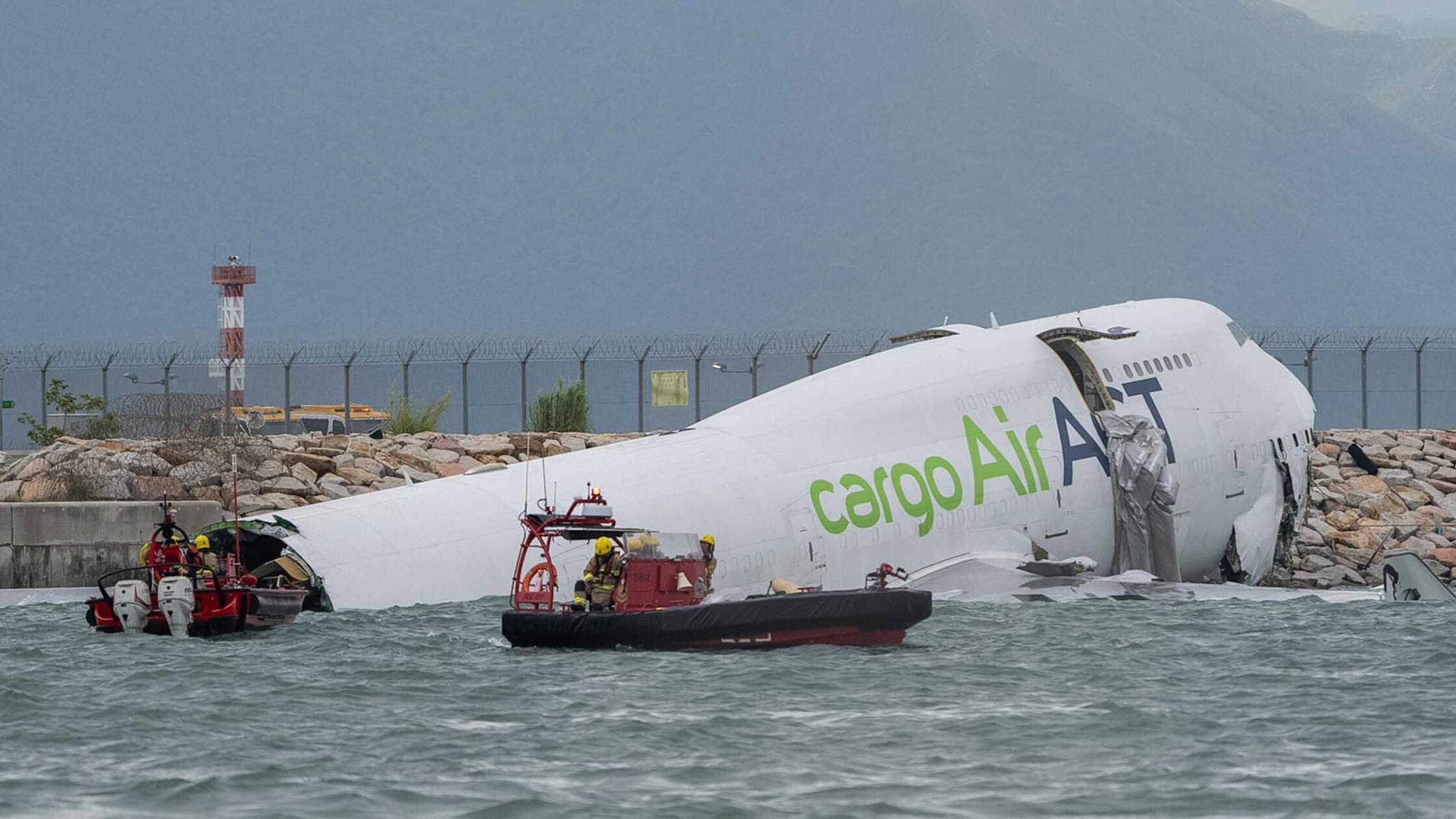 Tödlicher Unfall: Flugzeug rutscht nach Landung ins Meer - zwei Tote