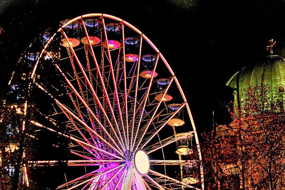 Riesenrad im Winterdorf