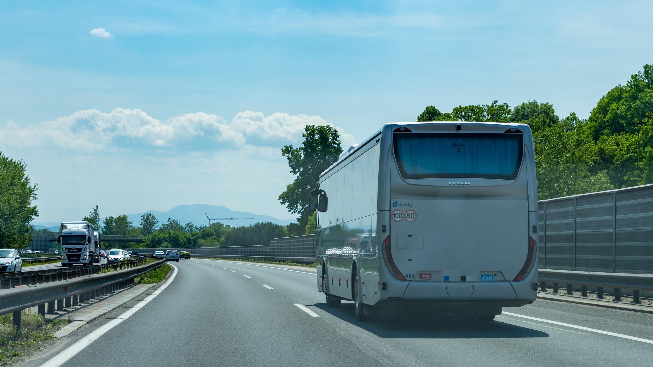 Filmreife Szenen: Drei Bewaffnete überfallen nachts Reisebus auf A93 in Bayern