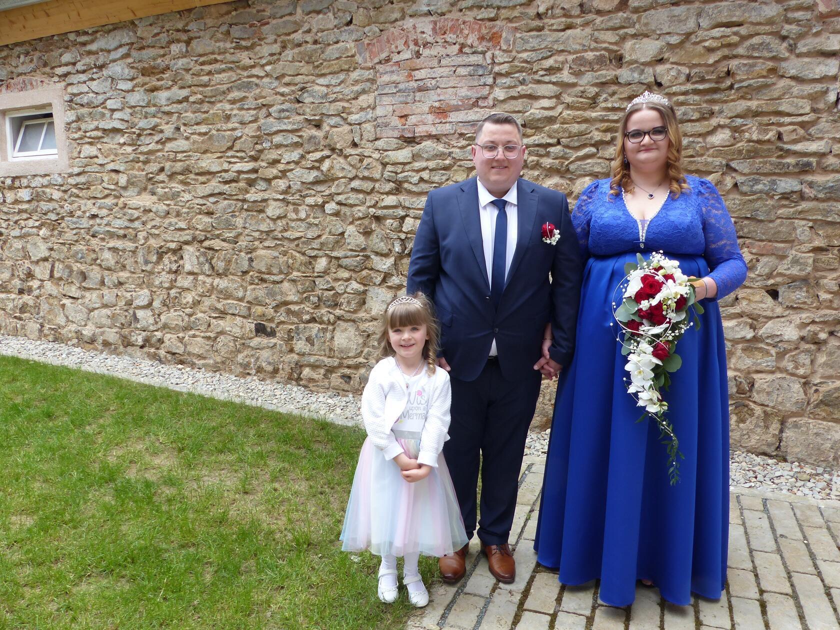 Zusammen mit ihren Hochzeitsgästen sind Sonja Heinloth aus Mörsdorf und Benjamin Mjaka aus Neumarkt ins Stadlmann-Anwesen nach Freystadt gekommen, wo sie zweiter Bürgermeister Johann Kerl getraut hat. Viele Glückwünsch gab es anschließend für die Frischvermählten, die aus gegebenem Anlass alle zur Hochzeitsfeier ins Gasthaus Gerner nach Thannhausen eingeladen hat. Die 24-jährige Verkäuferin und der 28-jährige Mitarbeiter in der Produktion lernten sich in der Erwin-Lesch-Schule in Neumarkt kennen, verloren sich aber aus den Augen, bis sie sich viel später auf dem Parkplatz n Allersberg wieder getroffen haben. Zusammen mit Töchterchen Selina wohnen sie in Mörsdorf.