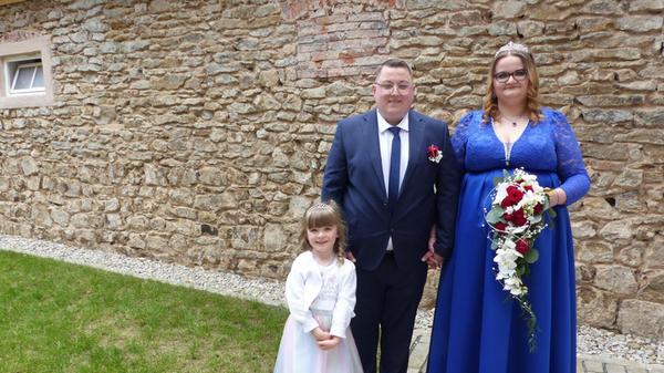 Zusammen mit ihren Hochzeitsgästen sind Sonja Heinloth aus Mörsdorf und Benjamin Mjaka aus Neumarkt ins Stadlmann-Anwesen nach Freystadt gekommen, wo sie zweiter Bürgermeister Johann Kerl getraut hat. Viele Glückwünsch gab es anschließend für die Frischvermählten, die aus gegebenem Anlass alle zur Hochzeitsfeier ins Gasthaus Gerner nach Thannhausen eingeladen hat. Die 24-jährige Verkäuferin und der 28-jährige Mitarbeiter in der Produktion lernten sich in der Erwin-Lesch-Schule in Neumarkt kennen, verloren sich aber aus den Augen, bis sie sich viel später auf dem Parkplatz n Allersberg wieder getroffen haben. Zusammen mit Töchterchen Selina wohnen sie in Mörsdorf.