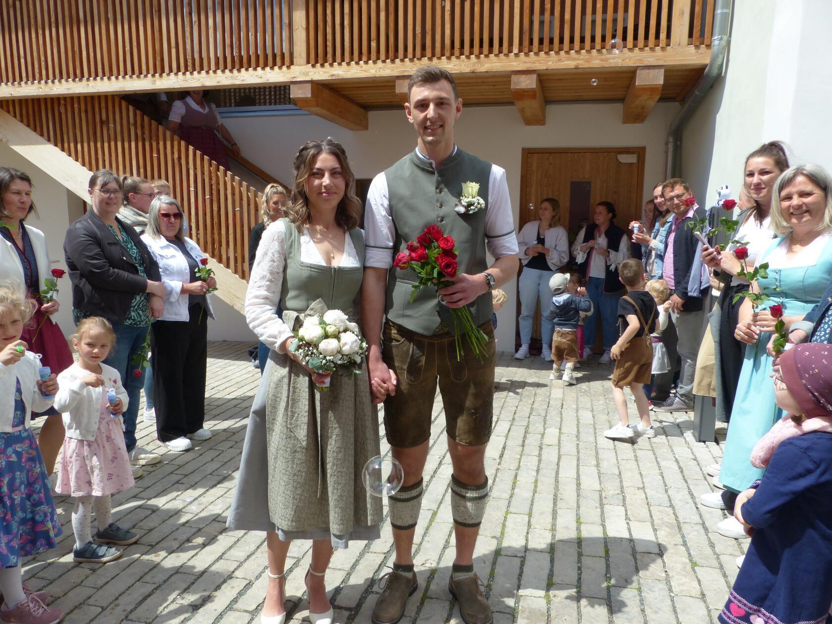 Ein Spalier, das fast bis zur Marktstraße reichte, wartete auf die Frischvermählten Luisa Vierlinger aus Ebenried und Daniel Fiegl aus Forchheim nach der Trauung im Stadlmann-Anwesen in Freystadt. Mit einem Glas Sekt haben im Anschluss alle auf eine glückliche Zukunft mit den Frischvermählten angestoßen. Die 26-jährige Kinderpflegerin, die gerade eine Ausbildung zur pädagogischen Fachkraft absolviert und der 28-jährige Funktionsentwickler in der Autobranche lernten sich an Weihnachten 2013 kennen bei Freunden und sind seit Silvester 2015 ein Paar. Seit Oktober 2019 wohnen sie in Ebenried im Wohnhaus der Großeltern von Daniel. Hier fand auch die Hochzeitsfeier statt.