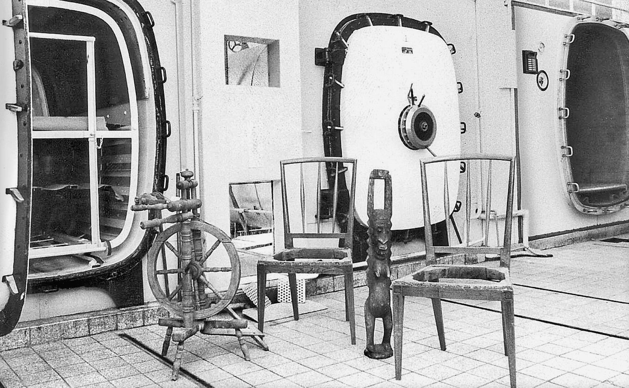 Nicht das Lager eines Trödlers sehen wir hier, sondern einen Raum in der Desinfektionsanstalt von Nürnberg, in dem Kunst und Krempel in den 70er Jahren vom Holzwurm befreit wurden. Die Zeiten als hier gefährliche Krankheitserreger bekämpft werden mussten, als Krankheiten wie Tuberkulose und Cholera in der Stadt wüteten, waren zum Glück längst vorbei. Da Desinfektion als Mittel gegen die Übertragung erkannt worden war, eröffnete 1884 die Anstalt, in der Gegenstände Infizierter keimfrei gemacht wurden. Dank allgemein zunehmender Hygiene wurde sie im Lauf der Jahre überflüssig und stellte 1976 den Betrieb ein. Das Stadtteilzentrum Desi zog bald darauf in das Gebäude in der Brückenstraße und bereichert dort seither Nürnbergs Kulturlandschaft.