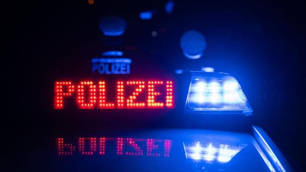 Zwei Polizisten stehen im Rahmen eines Fototermins