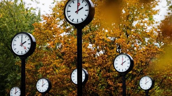 Die Uhren im Zeitfeld des Künstlers Klaus Rinke ze