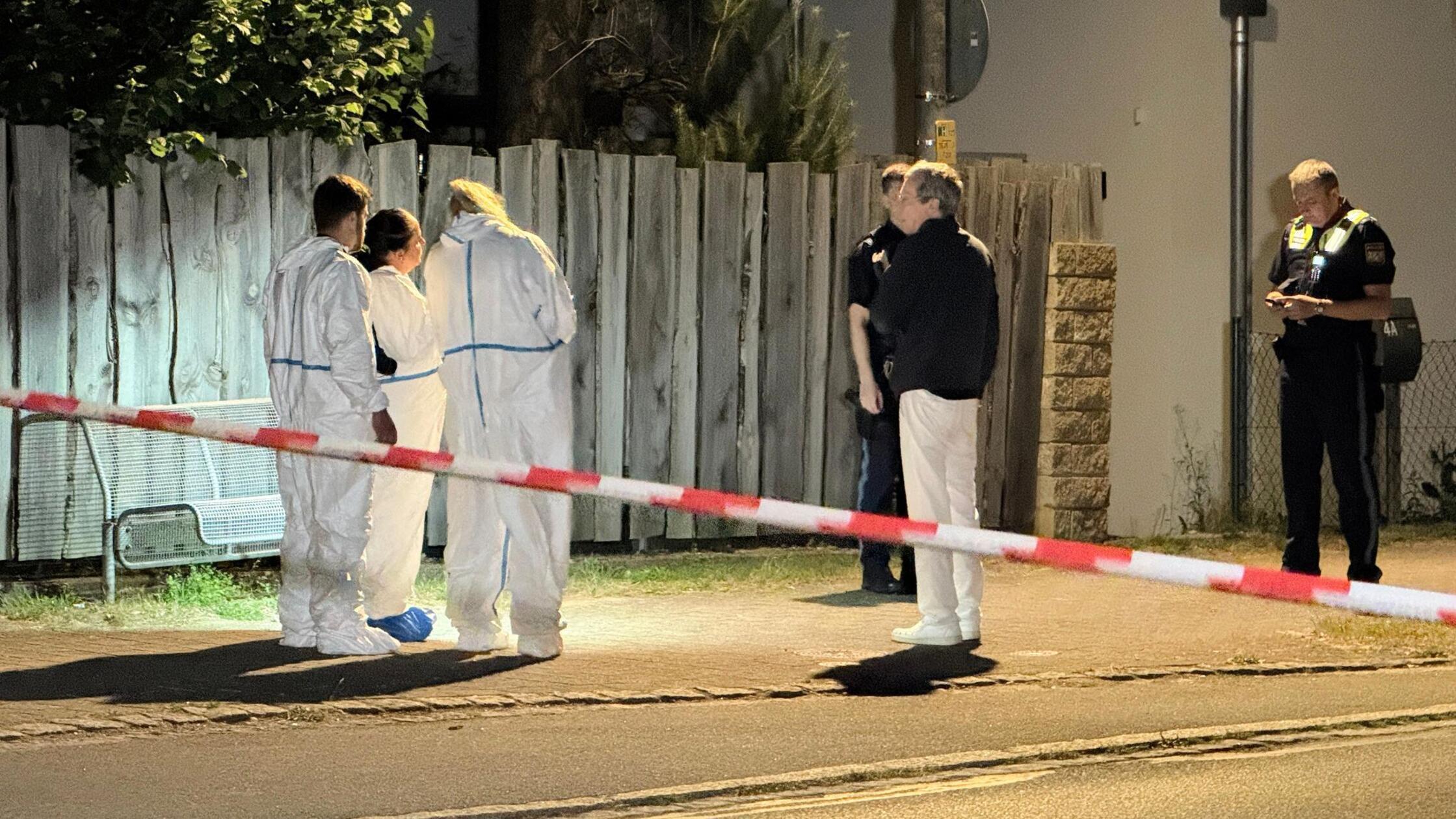 Polizisten und Mitarbeiter der Spurensicherung arb