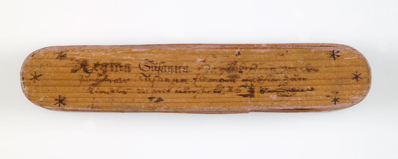 Historische Spanschachtel aus dem Germanischen Nationalmuseum (GNM) mit der ältesten Erwähnung des Nürnberger Christkindlesmarktes auf dem Boden Historische Spanschachtel aus dem Germanischen Nationalmuseum (GNM) mit der ältesten Erwähnung des Nürnberger Christkindlesmarktes auf dem Boden