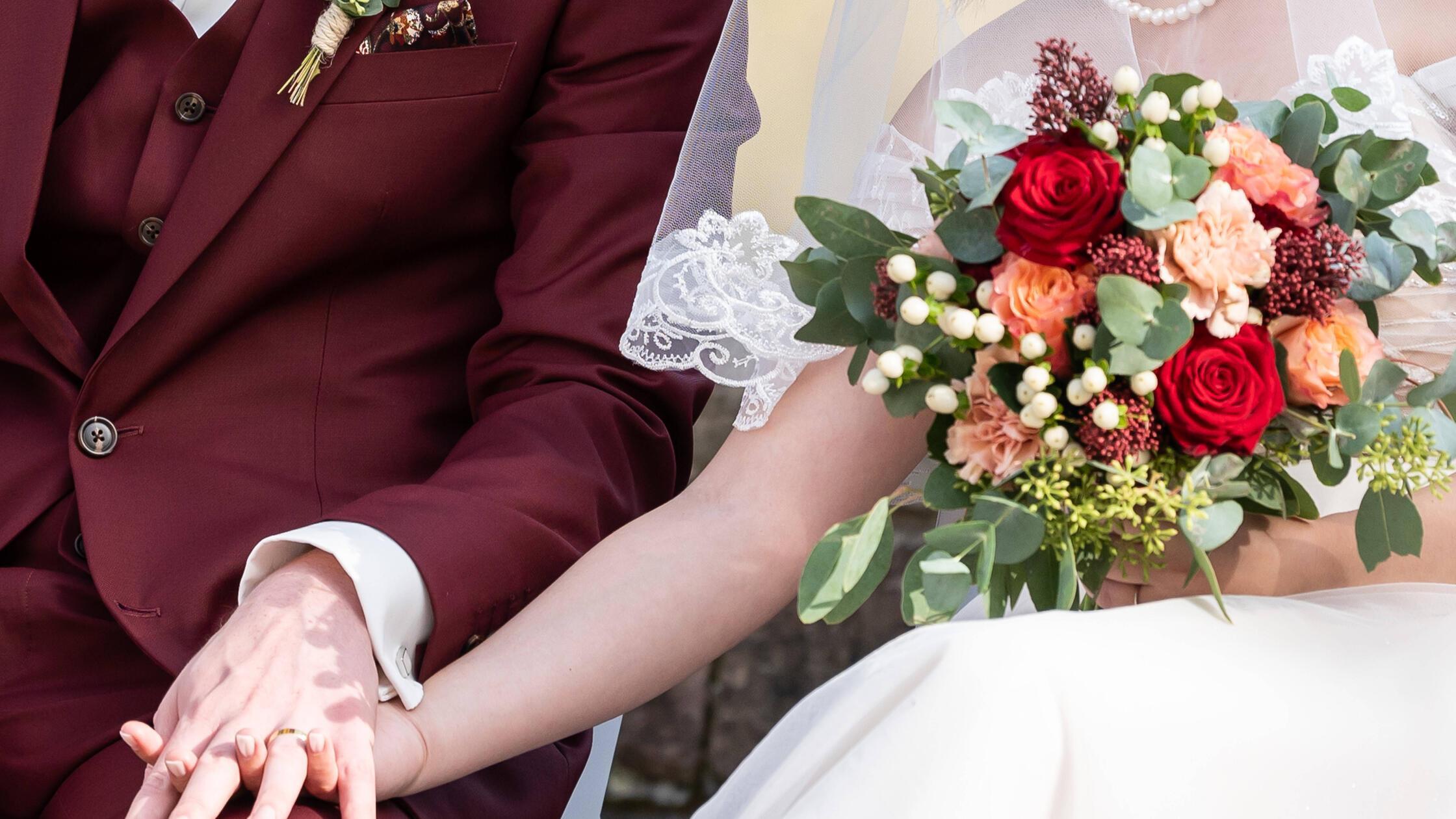 Ein Brautpaar hält sich während einer freien Trauu