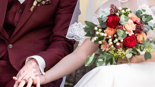 Ein Brautpaar hält sich während einer freien Trauu