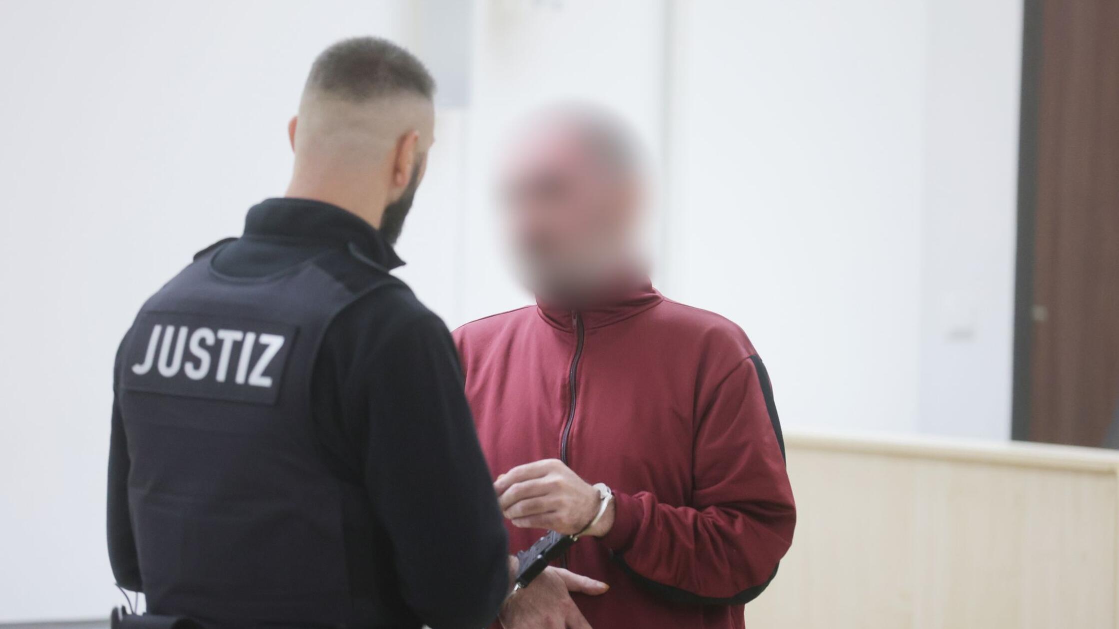 Mož v Nemčiji v tramvaju zažgal ženo, obtoženi obžaluje dejanje