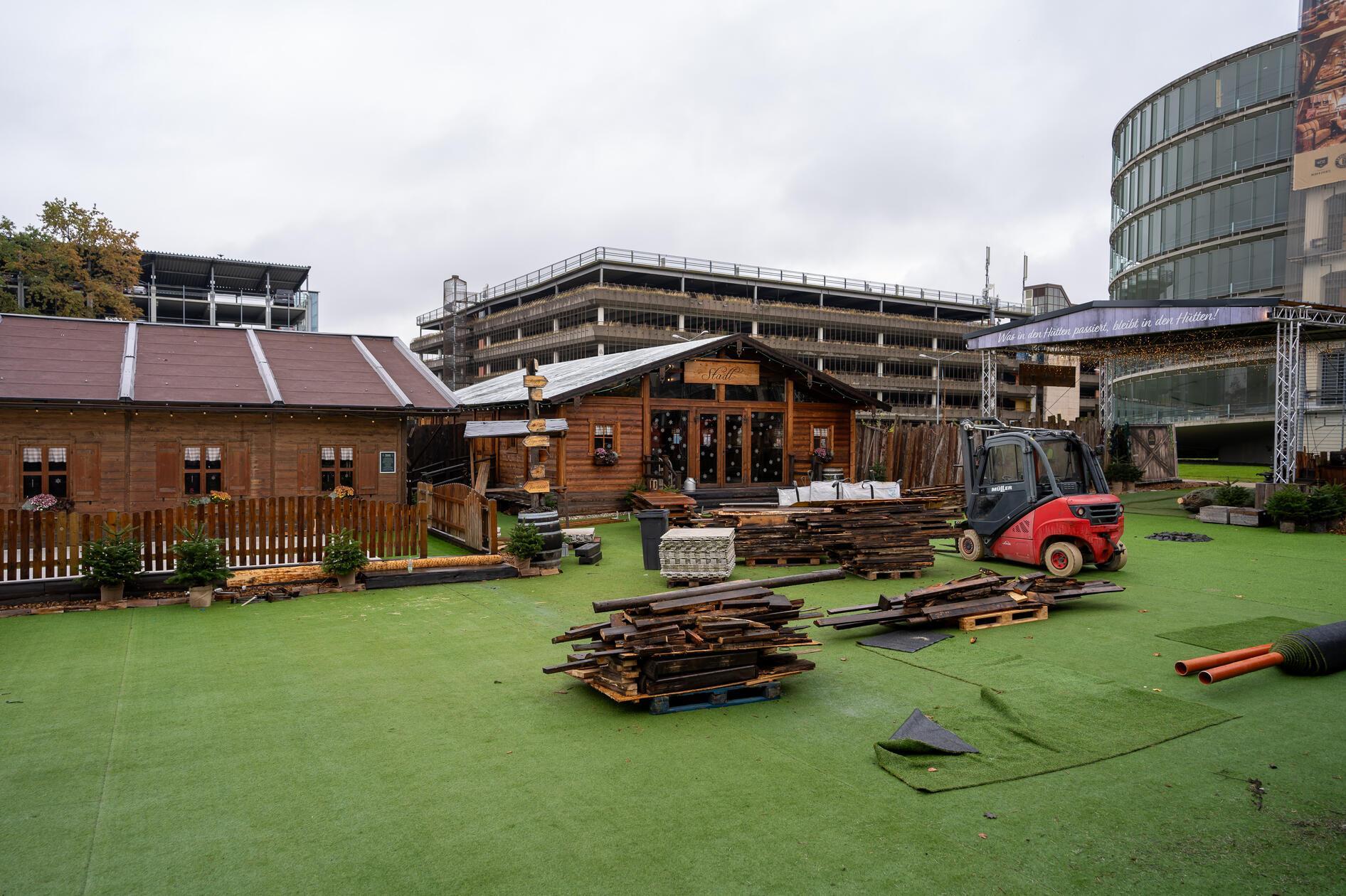 Ein paar letzte Almhütten muss das Team noch aufbauen.