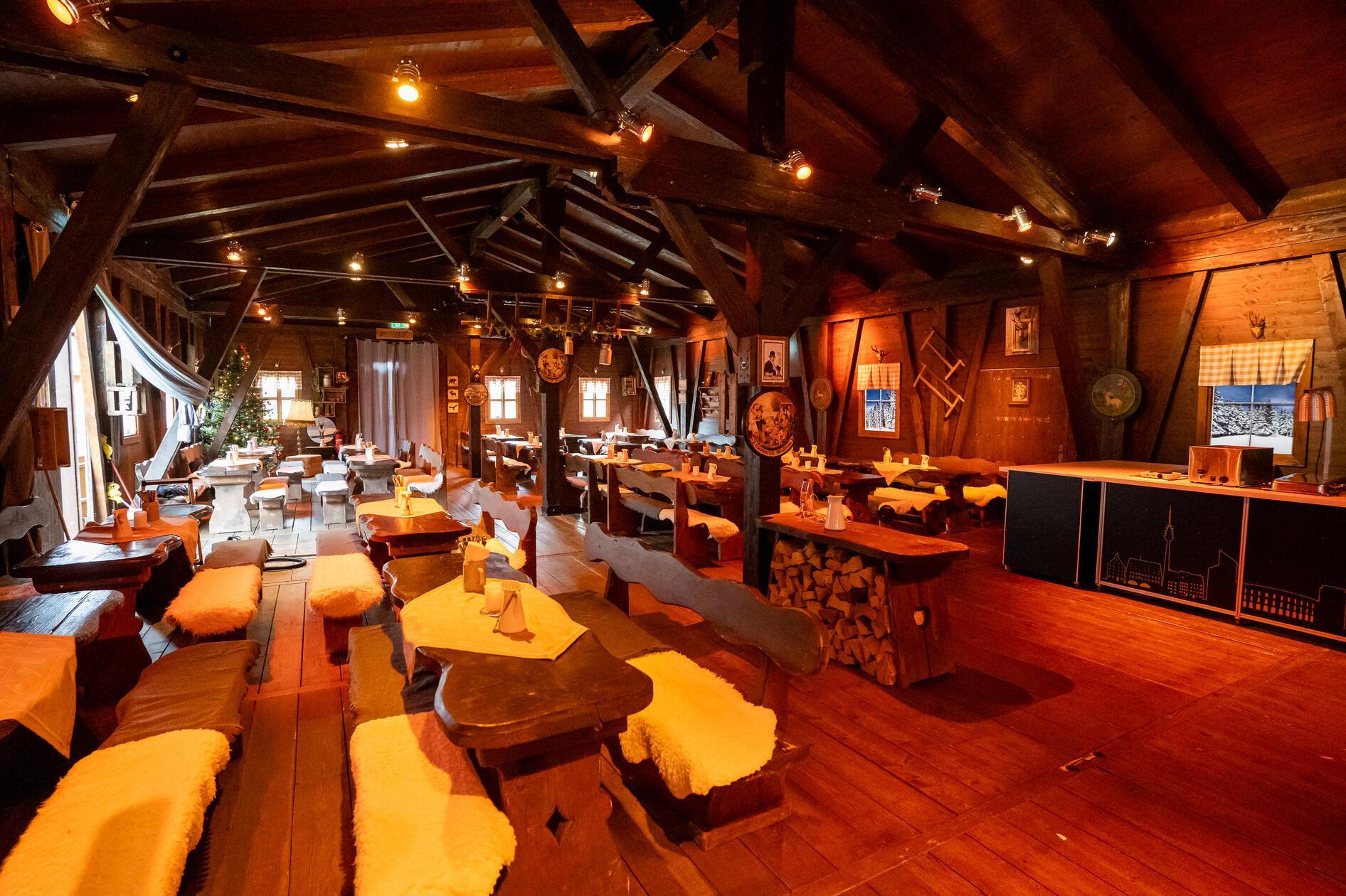 Langsam, aber sicher nehmen die Winterhütten auch im Innenbereich Form an.