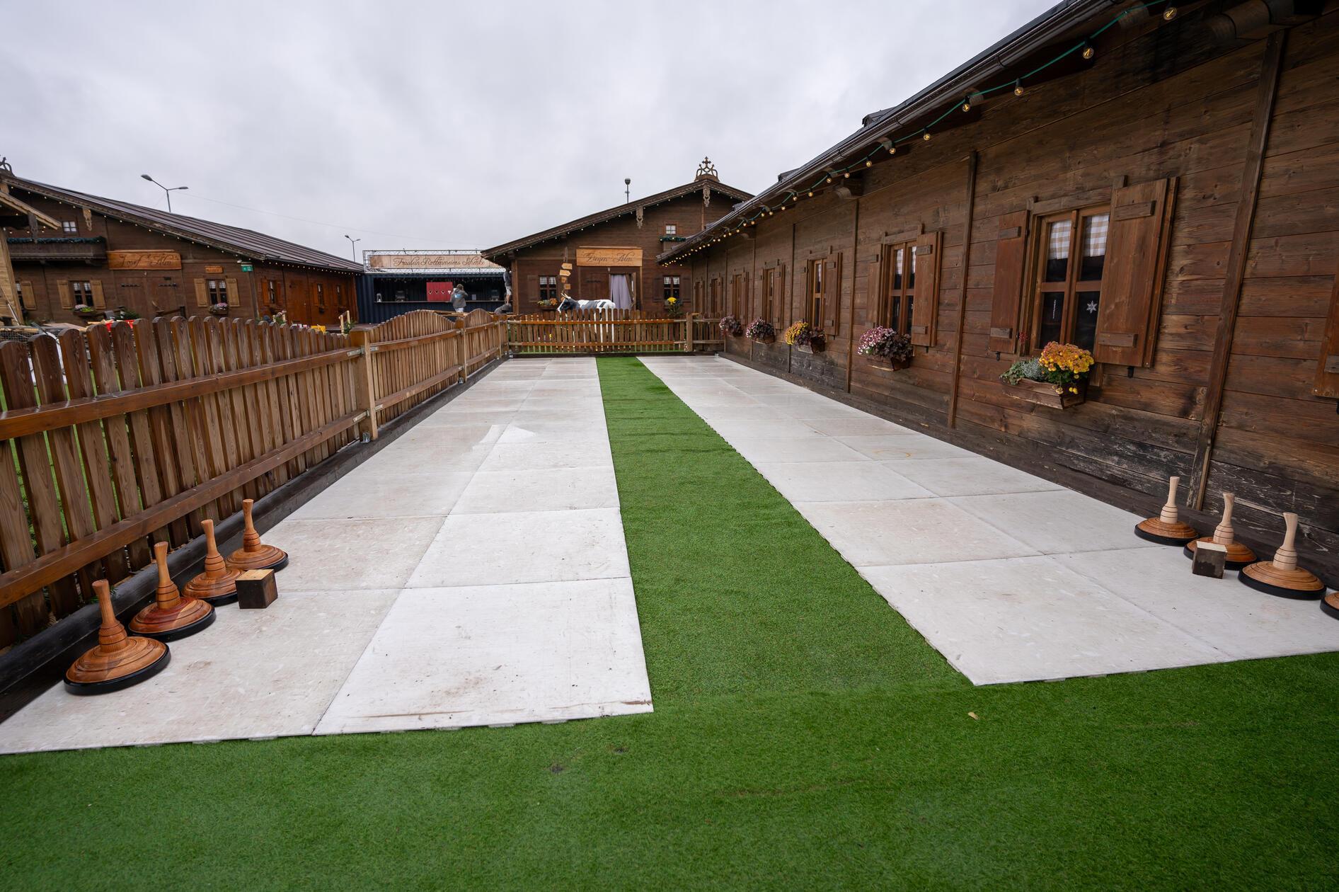 Die Eisstockbahn ist noch mitten in der Entstehung.