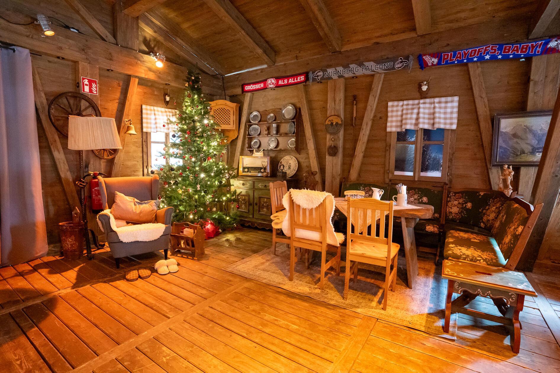 Mehr ist mehr: Bei der Dekoration setzt das Team auf urige Gegenstände, kuschelige Felle, kitschige Baumkugeln und gemütliche Stühle.