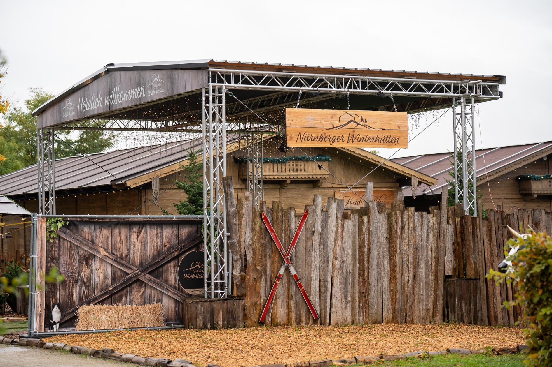 Holzhütten, Jagertee und Après Ski-Musik: In den Nürnberger Winterhütten gibt es Weihnachts- und Ski-Feeling.