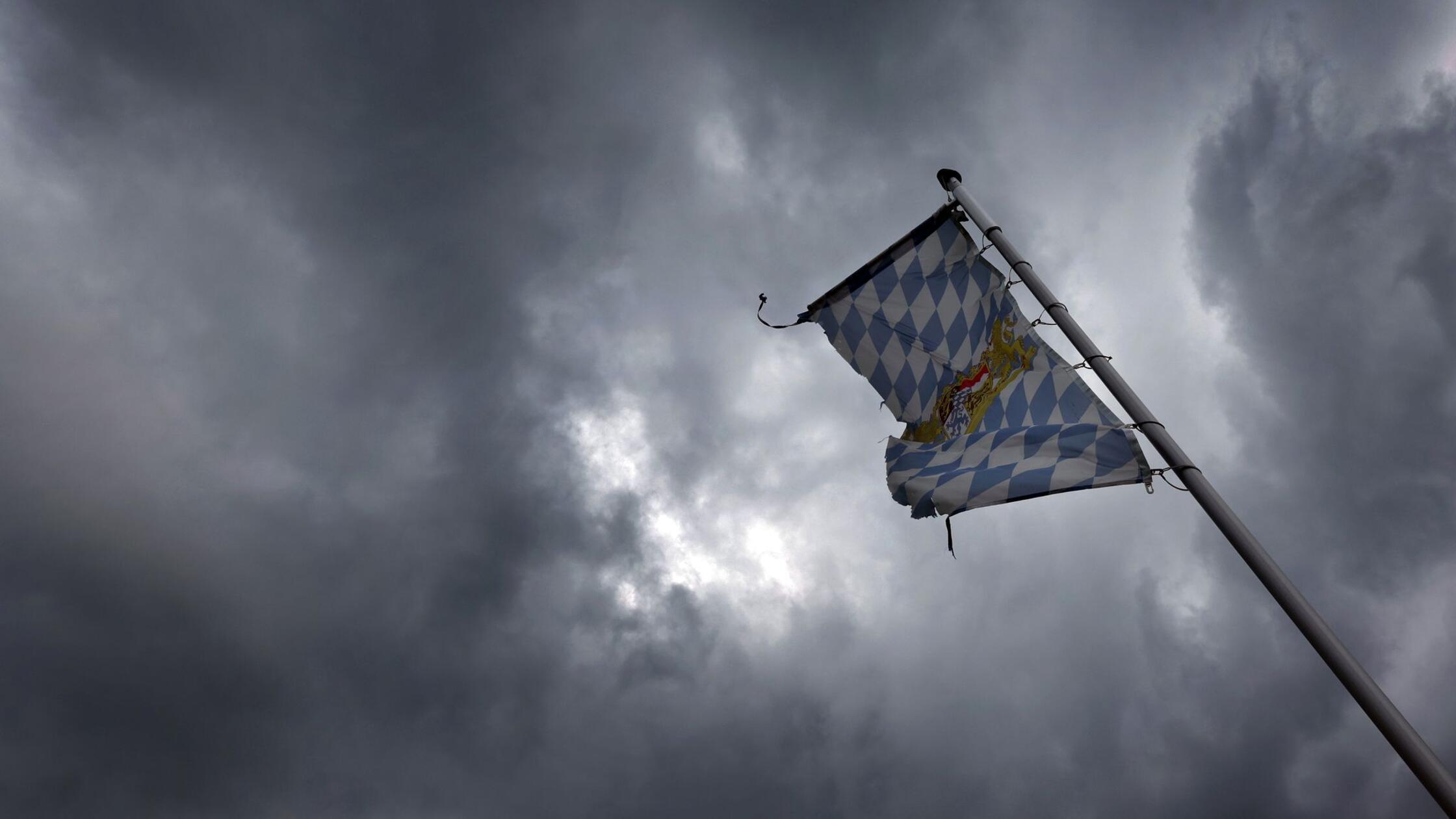 Wind und Regen haben Bayern im Griff: Das Wochenende wird stürmisch und nass – teils fällt Schnee