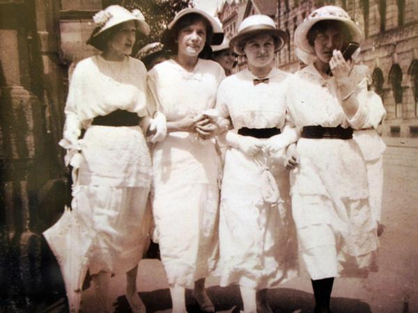 Vier Freundinnen müsst ihr sein: Spaziergängerinnen im Sommerlook. Vier Freundinnen müsst ihr sein: Spaziergängerinnen im Sommerlook.