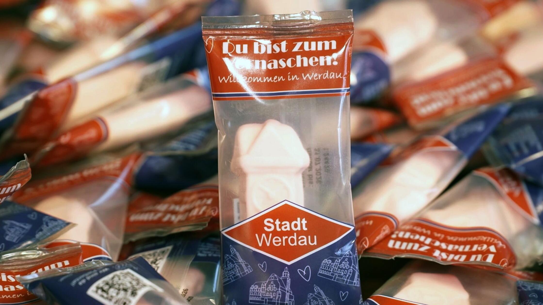 „Stadtmarketing geht in die Hose“ - eine Uhr wie ein Phallus: Stadt sorgt mit Nascherei für Lacher