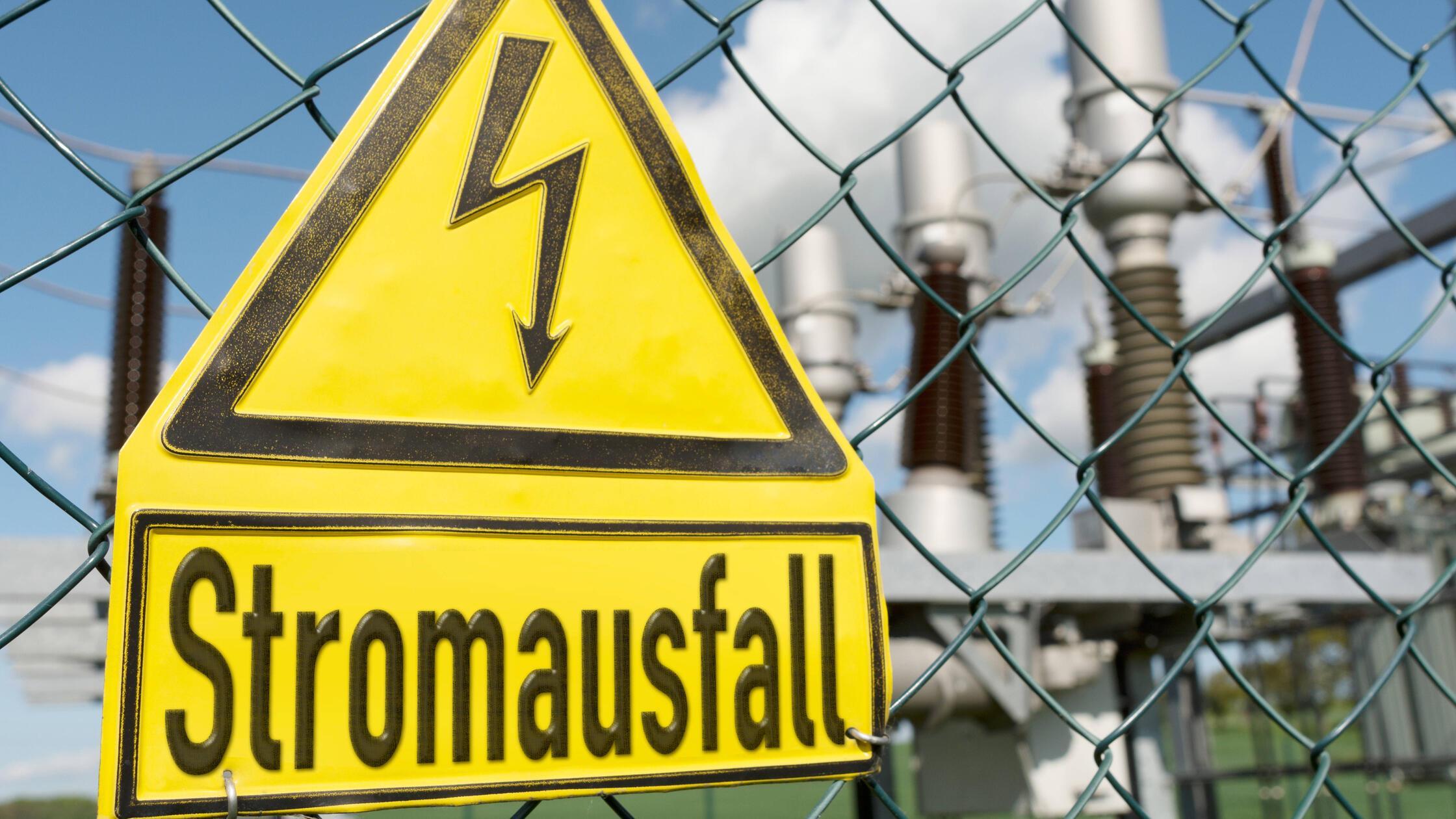 Warnschild Stromausfall vor Umspannwerk