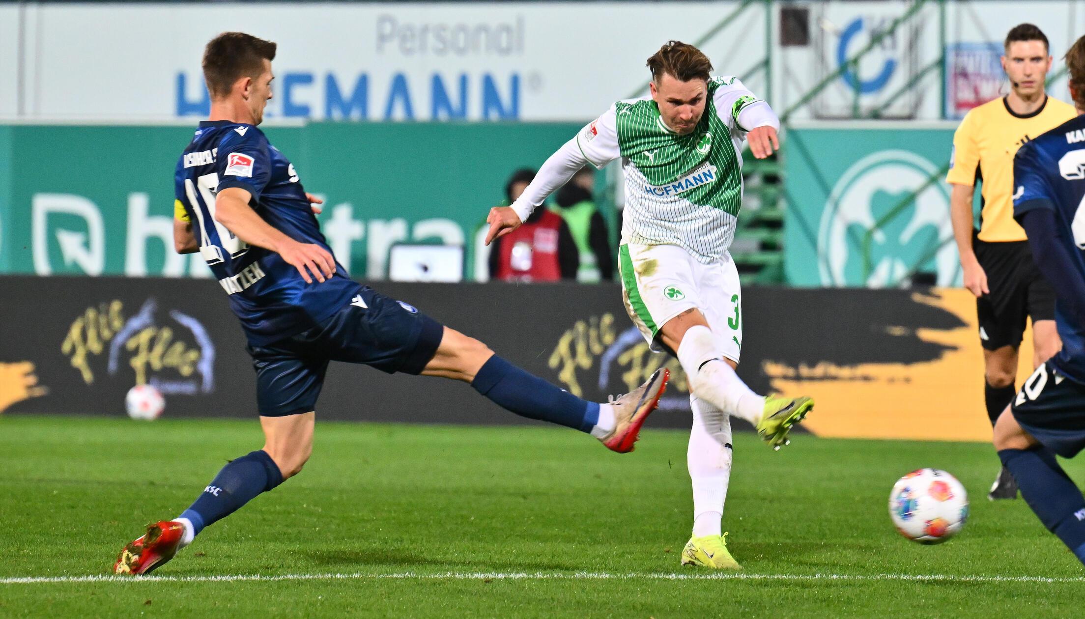 Das Kleeblatt versucht ins Spiel zu finden und verbucht erste Abschlüsse. Hier versucht Felix Klause sein Glück, scheitert aber an Karlsruhes Keeper Bernat. Das Kleeblatt ist offensiv bemüht, bleibt aber meist harmlos.