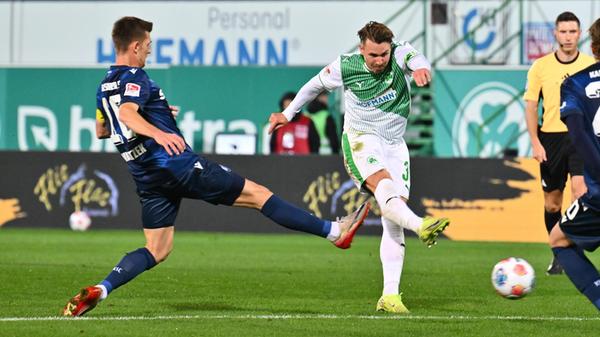 Das Kleeblatt versucht ins Spiel zu finden und verbucht erste Abschlüsse. Hier versucht Felix Klause sein Glück, scheitert aber an Karlsruhes Keeper Bernat. Das Kleeblatt ist offensiv bemüht, bleibt aber meist harmlos.