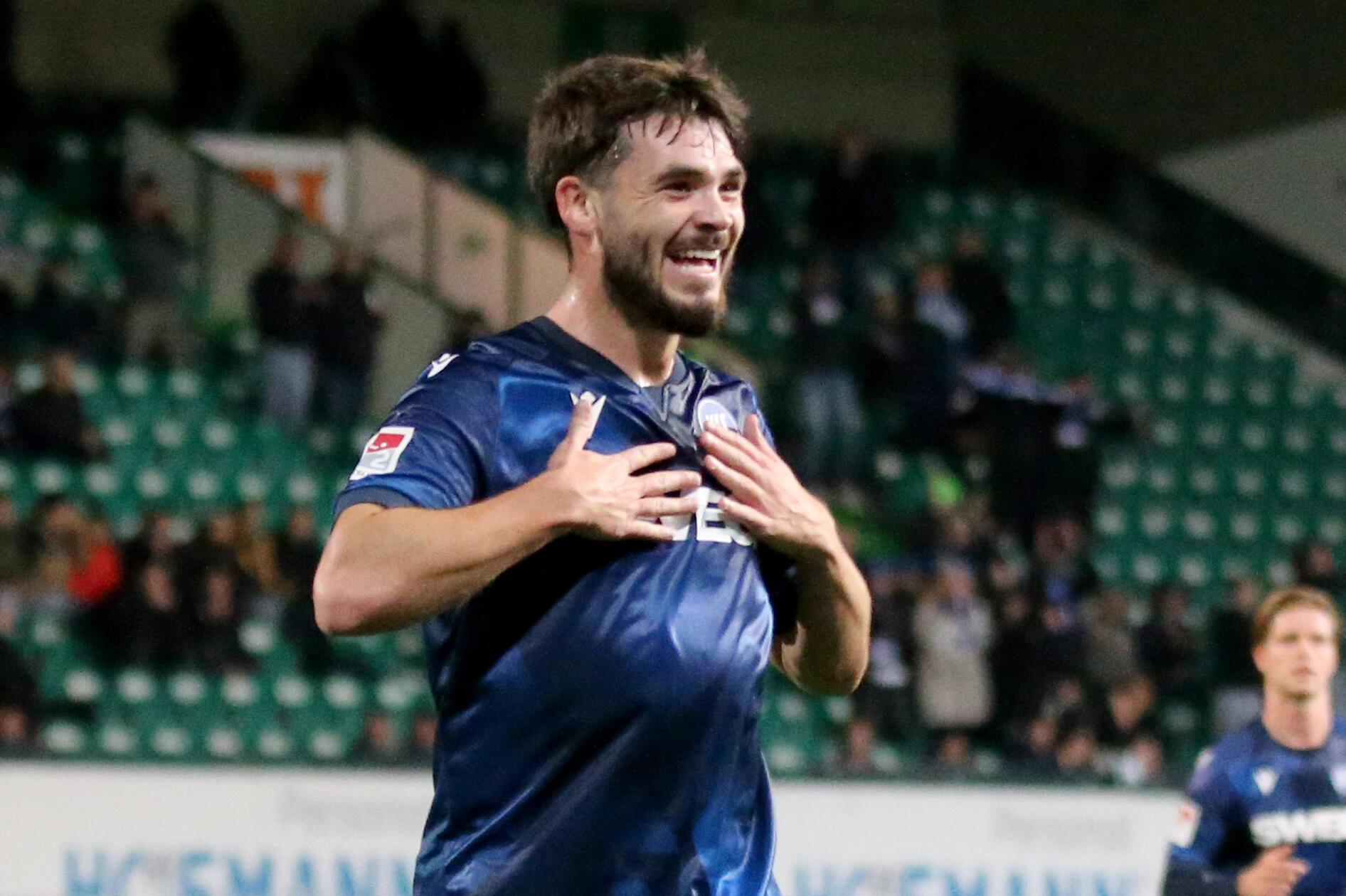 Anders die Karlsruher: Nach einer Ecke zieht Egloff einfach mal ab, die Kugel landet im langen Eck - 0:2. Zweite Chance, zweites Tor für die eiskalten Gäste.