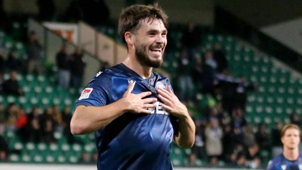 Anders die Karlsruher: Nach einer Ecke zieht Egloff einfach mal ab, die Kugel landet im langen Eck - 0:2. Zweite Chance, zweites Tor für die eiskalten Gäste.